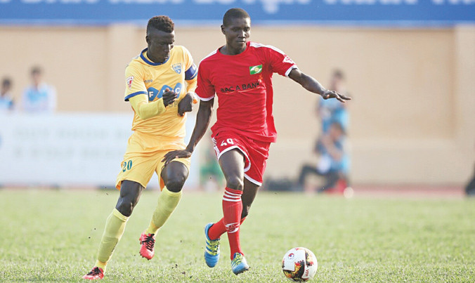 Đội trưởng Omar của CLB Thanh Hoá (trái) nhận án phạt treo giò 8 trận do phản ứng thiếu văn hoá trên sân. Ảnh: VSI