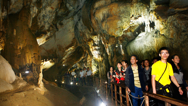 Tham quan động Thiên Đường (Quảng Bình). Ảnh: Hồng Vĩnh