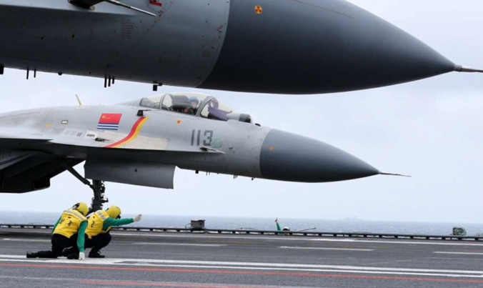Máy bay chiến đấu J-15 chuẩn bị cất cánh từ tàu sân bay Liêu Ninh trong một đợt tập trận ở biển Đông hôm thứ Hai. Ảnh: CNS