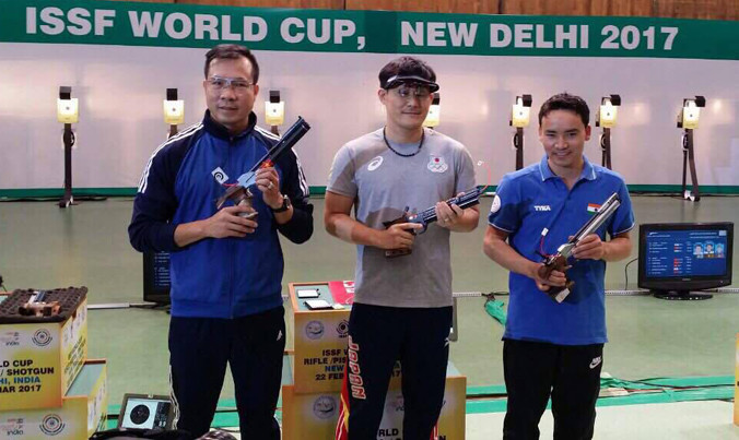 Hoàng Xuân Vinh (trái) cùng các xạ thủ giành HCV và HCĐ cúp bắn súng thế giới. Ảnh: N.Nhung