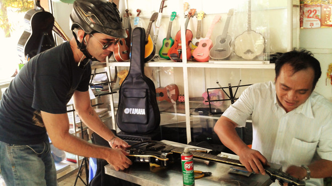 Khách nước ngoài tới Việt Nam để tìm đàn cũ.