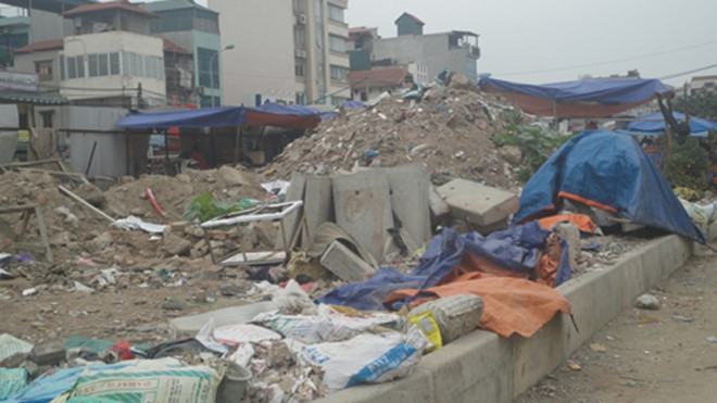 Chân cầu vượt thành bãi rác