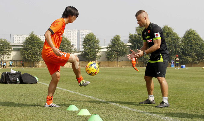 Tiền vệ Tuấn Anh tập riêng với HLV thể lực người Đức trong đợt tập trung cùng ĐTVN hồi đầu tháng 11/2016. Ảnh: VSI