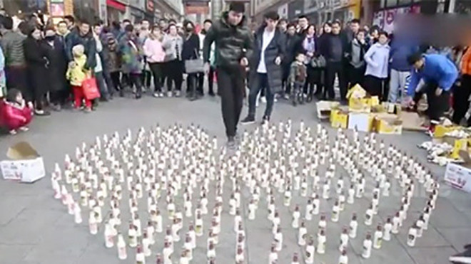 Xếp chai thành hình trái tim để cầu hôn