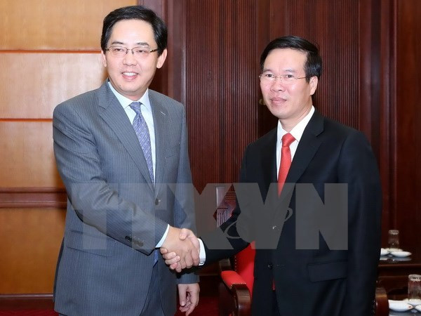 Đại sứ Hồng Tiểu Dũng và Trưởng Ban Tuyên giáo Trung ương Võ Văn Thưởng. (Ảnh: Phương Hoa/TTXVN)