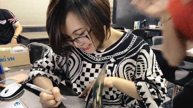 'Cô gái Bạc' vẽ tranh truyện quốc tế: Vẽ liền tù tì 12/tiếng ngày