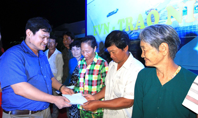 Lãnh đạo Cty Nhiệt điện Duyên Hải tặng quà cho Mẹ Việt Nam anh hùng, gia đình chính sách.