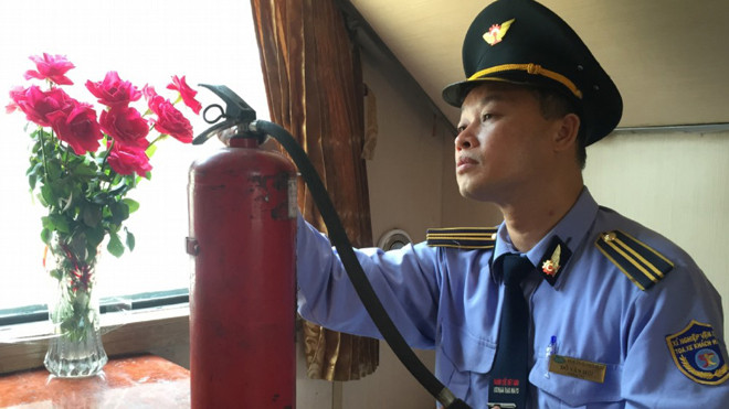 Anh Hợi kiểm tra bình chữa cháy trước khi tàu lăn bánh.