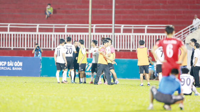CLB Long An đã phải trả giá đắt cho những phút giây phản ứng bồng bột với quyết định của trọng tài. Ảnh: VSI