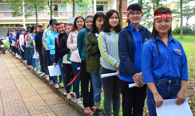 Chờ được gọi tên vào khám sức khỏe để hiến máu.