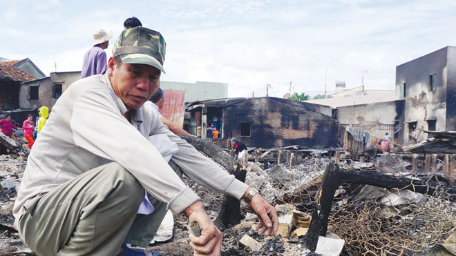 Ông Tấn thẫn thờ trên đống tro tàn của mái ấm