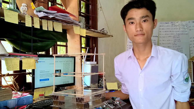 Hoàng Công Phước Khánh và mô hình nhà chống động đất. Ảnh: H.T