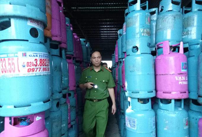 Công an huyện Mỹ Hào, Hưng Yên kiểm tra việc chiếm giữ trái phép vỏ bình gas tại kho hàng Dị Sử, Mỹ Hào. Ảnh: M.Đ.