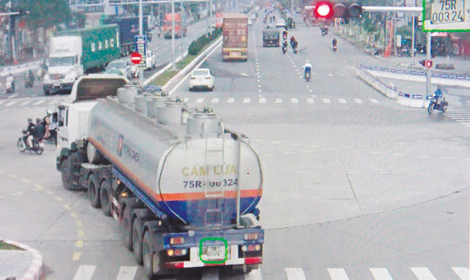 Camera bắt lỗi phương tiện vi phạm giao thông và ghi lại hình ảnh, làm cơ sở xử phạt (Ảnh chụp từ clip). Ảnh: Thanh Trần