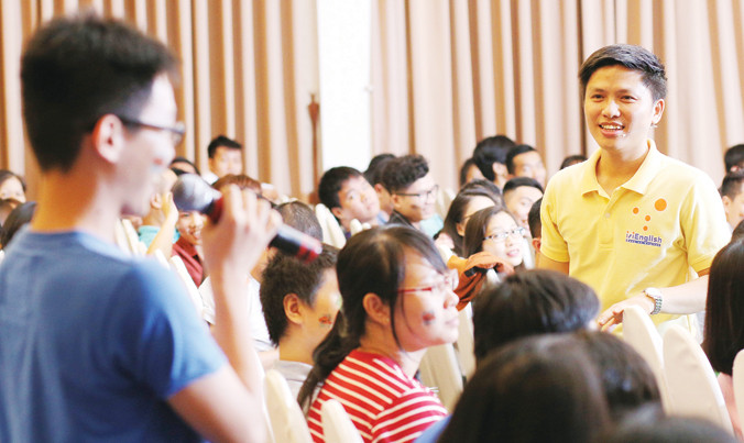 Trần Gia Thông (áo trắng) lắng nghe những thắc mắc về cách sử dụng tiếng Anh của các bạn trẻ tại một buổi sinh hoạt.