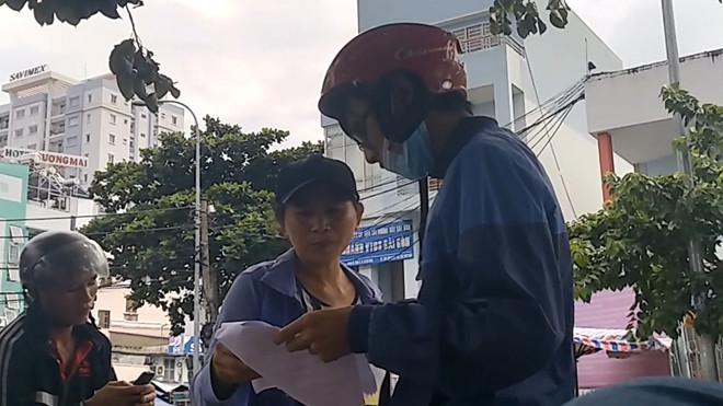  “Cò” vé tàu hoạt động rầm rộ trước ga Sài Gòn. Ảnh: PV