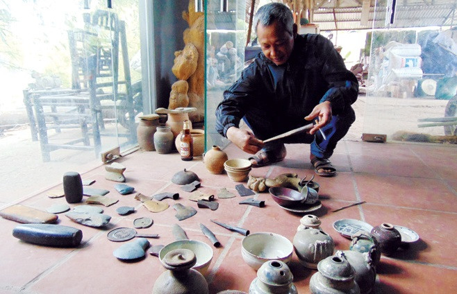 Ông Lưu Văn Kiên và một số đồ cổ do ông sưu tầm.