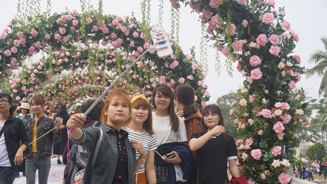 BTC coi trọng yếu tố văn hóa tại lễ hội, còn người dân đến lễ hội này chủ yếu quan tâm hoa hồng. Ảnh: Toan Toan