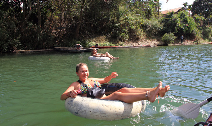 Tubing là cách không tồi để tận hưởng sông núi Vang Viêng. Ảnh: N.M.Hà