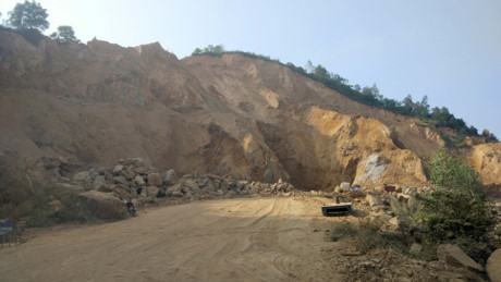 Một góc chân núi Phướn bị đào khoét nham nhở tạo vách dốc đứng.