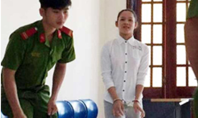 Bị cáo Thạch Thị Bé Trúc đang đi vào phòng xử án tại phiên toà lần 3 ngày 27/12/2016. Ảnh TL