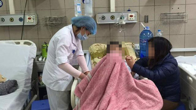 Bác sĩ Trung tâm Chống độc chăm sóc bệnh nhân ngộ độc rượu