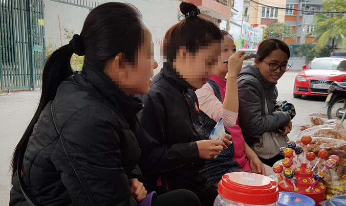 N.T.T (người cầm gói sữa) ở Chương Mỹ, Hà Nội đã chờ 3 ngày để được “thầy” Long xem bói.