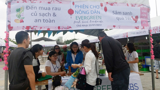 Phiên chợ Evergreen giáp Tết bên bờ sông Hàn. Ảnh: Phạm Hiền 