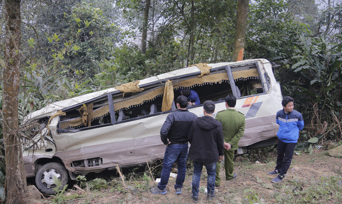 Cảnh sát điều tra tỉnh Lào Cai khám nghiệm hiện trường.