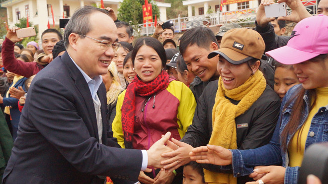 Ông Nguyễn Thiện Nhân thăm hỏi đồng bào trên địa bàn xã Lóng Sập, chiều 14/1. Ảnh: Nguyễn Minh