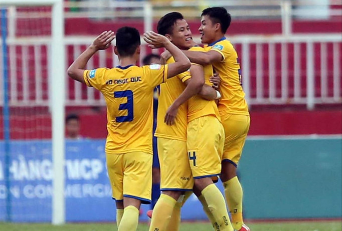 Các cầu thủ SLNA đặt một chân vào chung kết Cúp QG-Sứ Thiên Thanh 2017 sau trận thắng đậm Quảng Nam ở bán kết lượt đi. Ảnh: VSI.