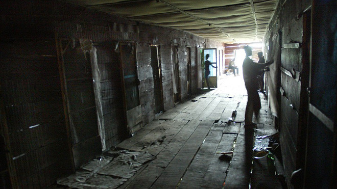 Những nhà chứa tự phát như Badia nhan nhản khắp thành phố Lagos, Nigeria. Ảnh: Ton Koene