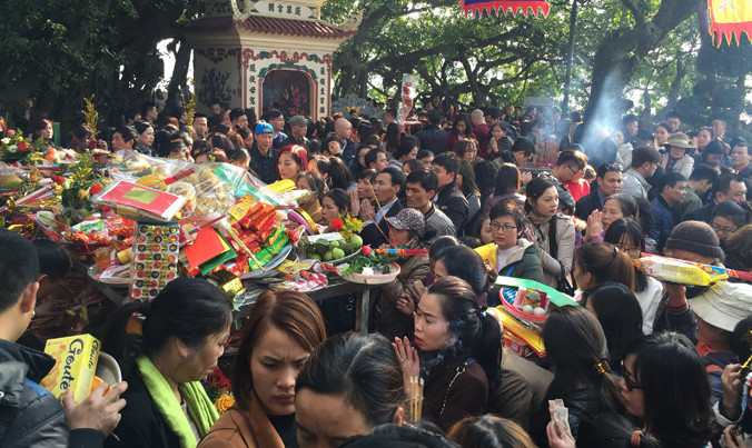 Chen lấn xô đẩy lễ Phủ Tây Hồ. Ảnh: Hồng Vĩnh