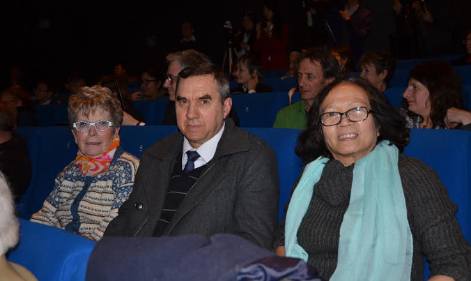 Bà Jeannine Rubin, Ông Michel Strachinescu, và tác giả trong rạp xem phim “Thức khuya mới biết đêm dài”.