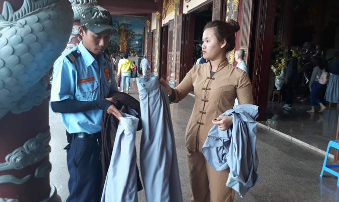 Phật tử, bảo vệ chùa Linh Ứng chuẩn bị váy và áo choàng cho du khách ăn mặc hở hang