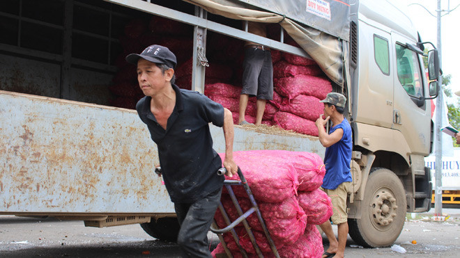 Cật lực làm việc, mỗi ngày giáp Tết phu bốc xếp hàng hóa kiếm được từ 200 - 500 ngàn đồng. Ảnh: Thanh Trần