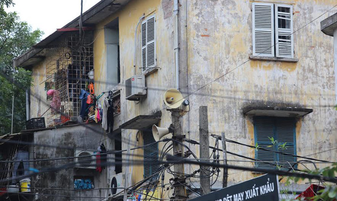 Loa phường góp phần tạo nên gương mặt đô thị còn nhếch nhác của thủ đô. Ảnh: Như Ý