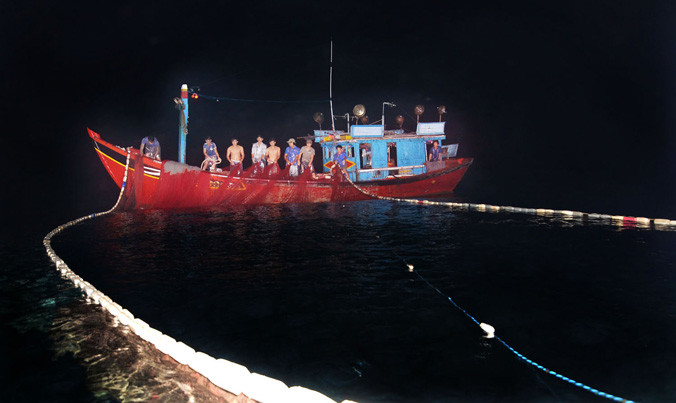 Tàu QNg 98214 quây lưới thành hình vòng tròn.