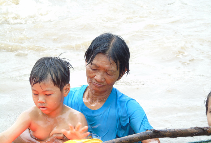 Bể bơi tự chế của bà Thia.