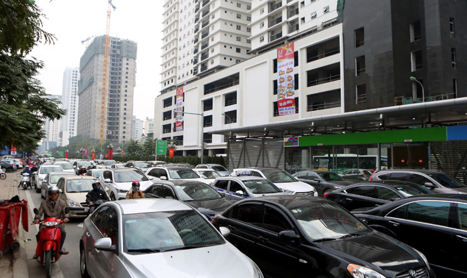 Đường Lê Văn Lương giao thông bị các tòa nhà cao tầng bủa vây. Ảnh: Như Ý