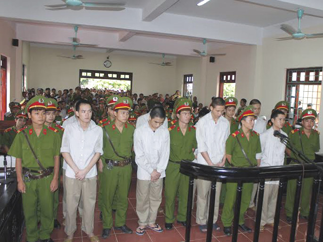 Các bị cáo tại phiên toàn sơ thẩm ngày 6/9/2013.