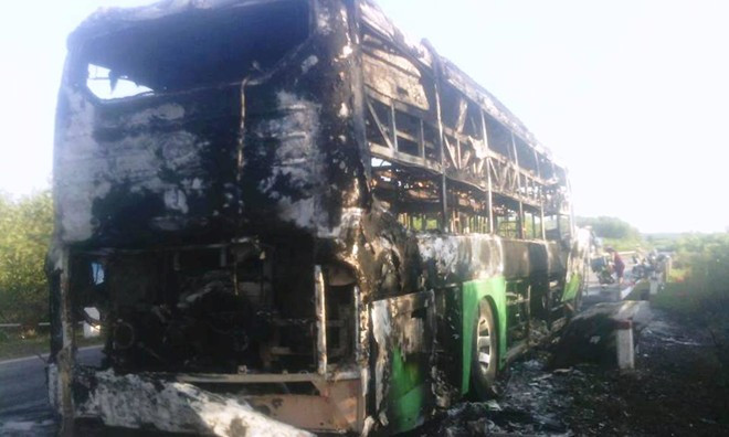 Chiếc xe cháy trụi, chỉ còn trơ bộ khung. 46 người trên xe may mắn thoát nạn. Ảnh: Nam Trương/Zing