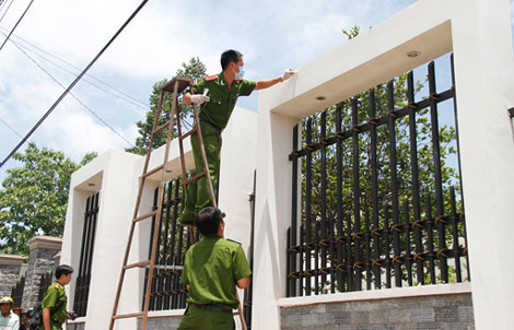 Cán bộ Kỹ thuật hình sự kiểm tra hiện trường trong ngôi biệt thự