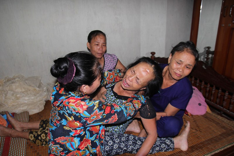 Bà Lê Thị Bính khóc ngất gọi tên chồng.