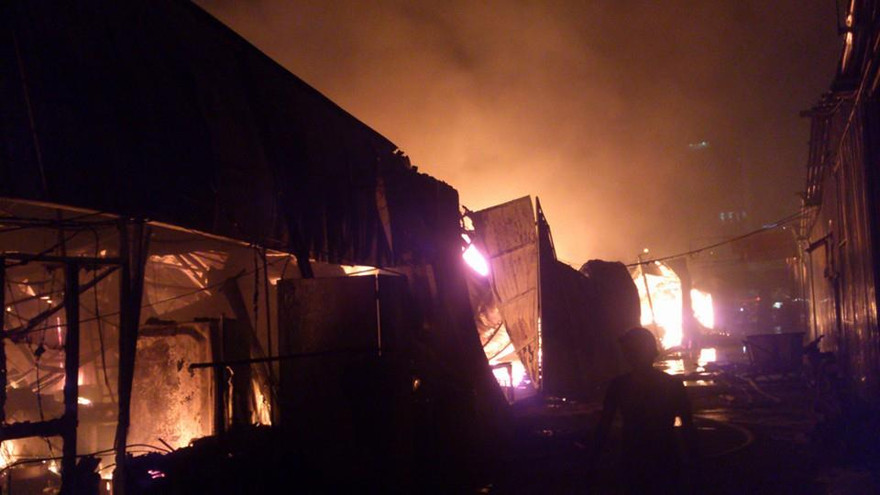 Lửa thiêu rụi dãy hàng quán sau tòa nhà Keangnam