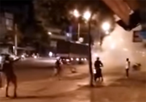 Lúc tiếng nổ vang lên, gần đó có nhiều người. Ảnh: Cắt từ video