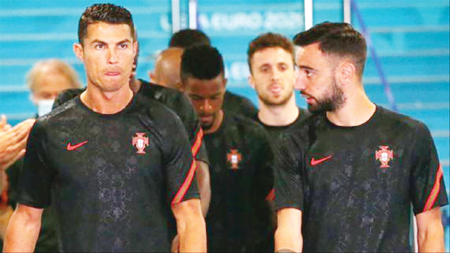Fernandes (phải) cần phải học cách sống trongcái bóng của Ronaldo nếu muốn cùng Bồ Ðào Nha tiến sâu