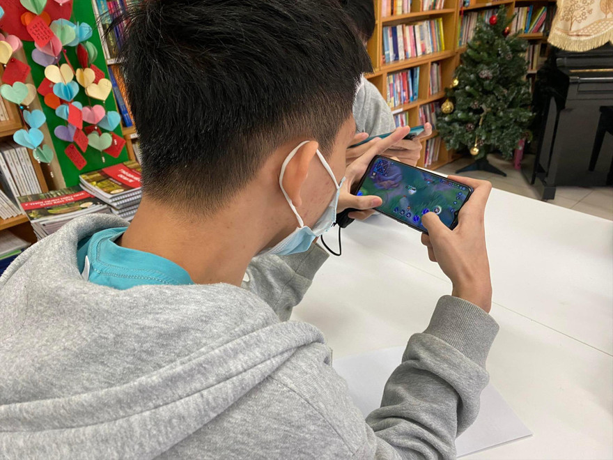 Nhiều phụ huynh mong con được tựu trường vì không ít học sinh nghiện game sau thời gian dài học trực tuyến. Ảnh: Quỳnh Anh