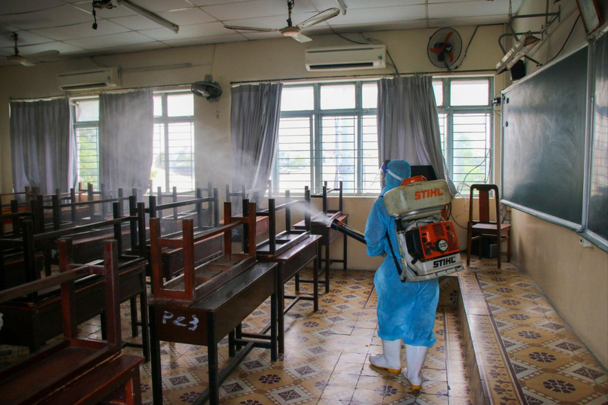 Trường học vệ sinh, khử khuẩn đón học sinh. Ảnh: NGUYỄN DŨNG