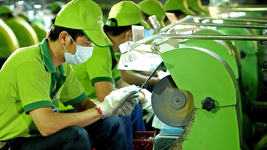 Nhiều doanh nghiệp sẵn sàng tái khởi động sản xuất. Ảnh: P.V